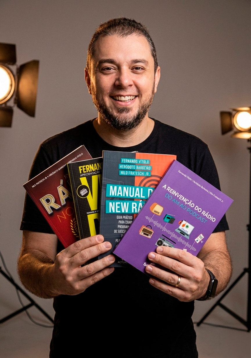 Fernando Vítolo com livros de sua trajetória como autor