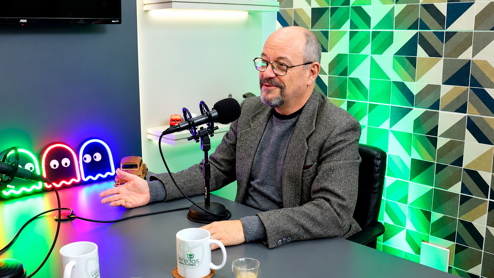 Participante conversa ao microfone durante gravação no estúdio da Younik