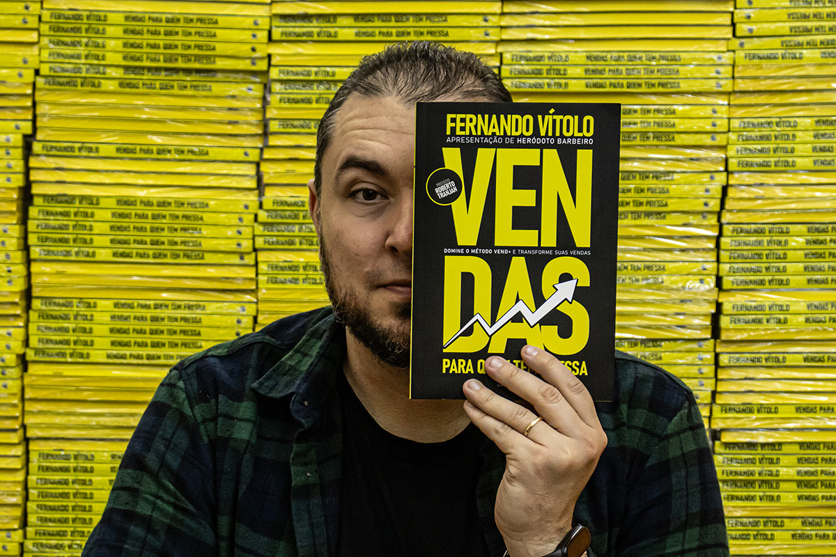 Autor com exemplares de Vendas Para Quem Tem Pressa