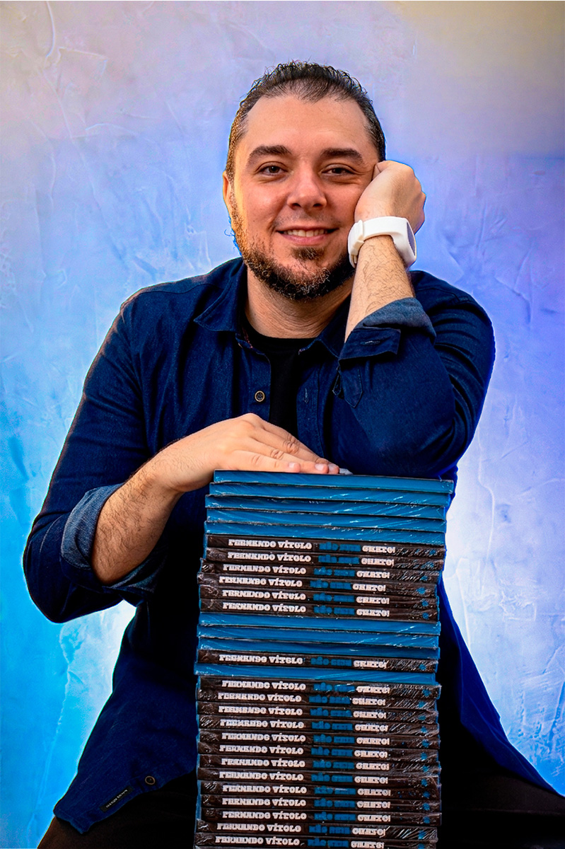 Autor com uma pilha de exemplares de Não Seja Chato