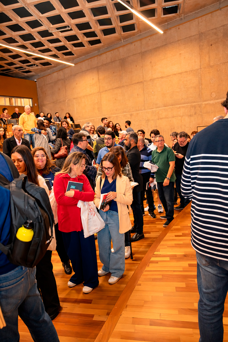 Público reunido em evento de lançamento