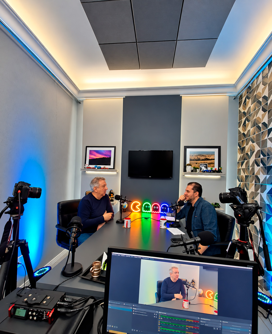 Gravação de podcast em estúdio com duas pessoas, câmeras e microfones