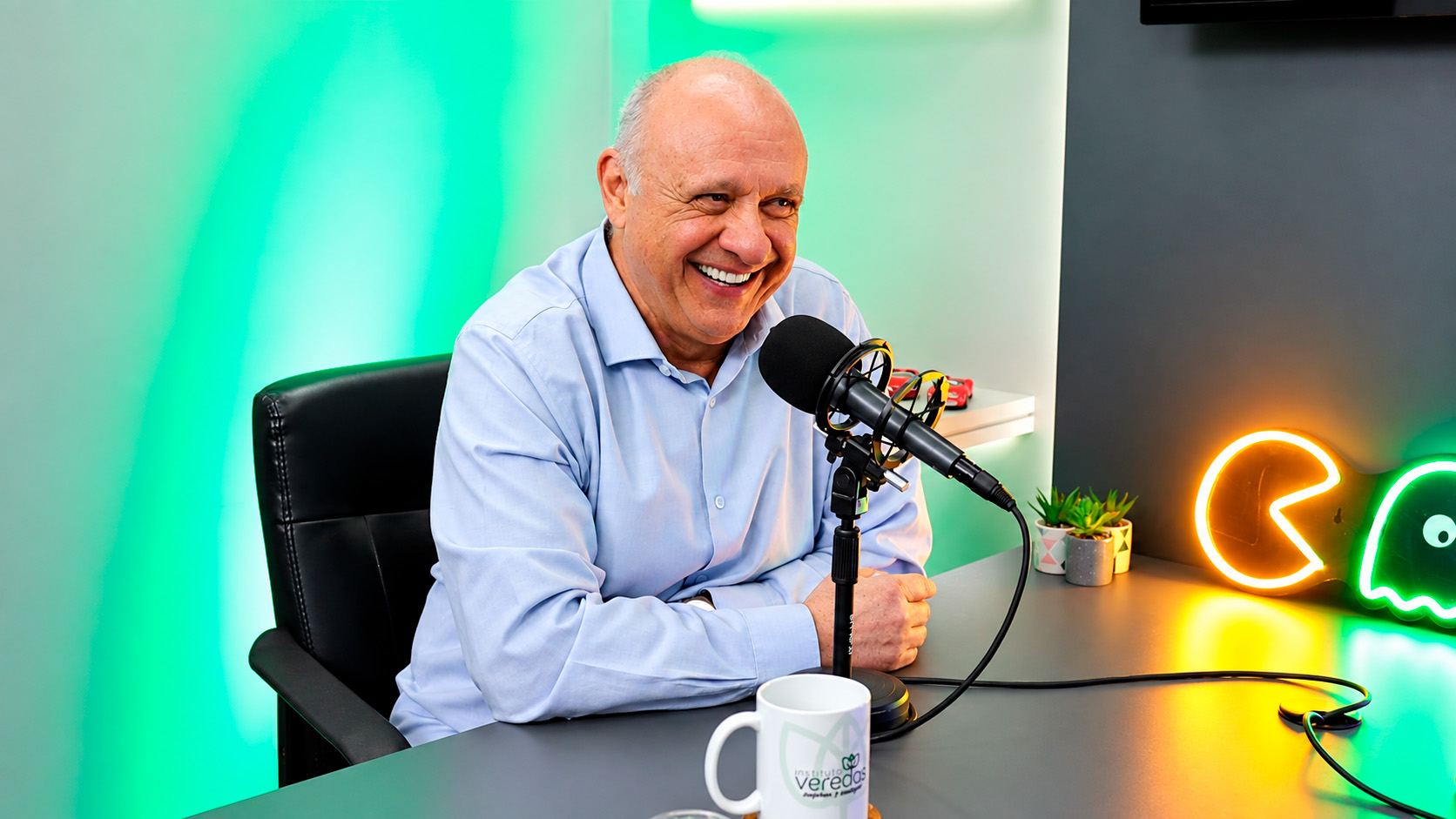 Convidado sorrindo durante entrevista no estúdio da Younik