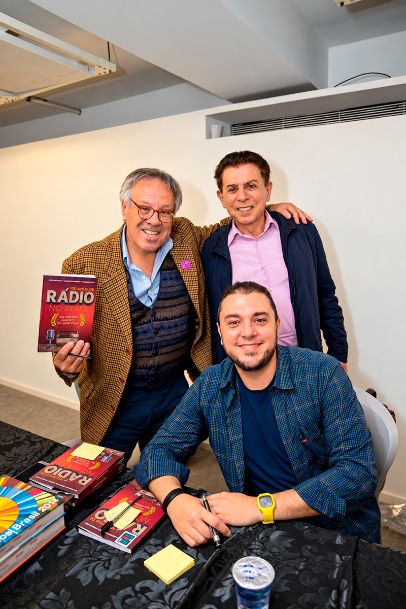 Convidados em sessão de autógrafos de livro sobre rádio